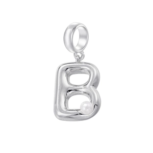 Détail du pendentif lettre B argentée orné d'une petite perle blanche ronde