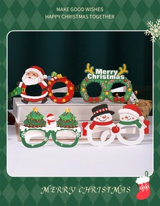 Vue détaillée de lunettes festives en papier avec des motifs de Père Noël et de bonshommes