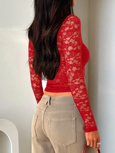 Détail du haut en dentelle rouge y2k avec motifs floraux et dos nu sexy à nouer au dos