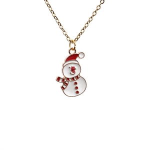 Collier de Noël doré avec pendentif bonhomme de neige blanc et bonnet rouge sur fond blanc