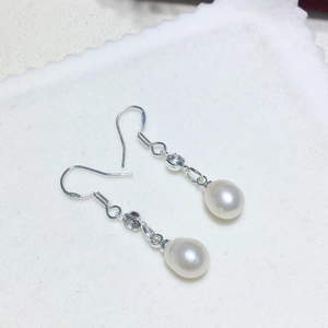 Orecchini pendenti in argento con perle d'acqua dolce naturali e zirconi su feltro bianco