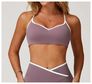 Detailansicht von Yoga Sport BH und Leggings mit Kontrastbesatz in der Farbe Malve