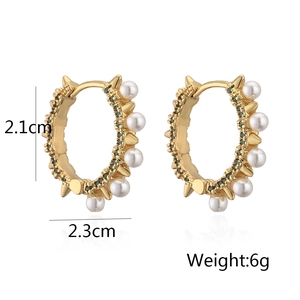 Detailansicht goldener Creolen mit Spikes und Perlen, Abmessungen 2,1 cm x 2,3 cm groß
