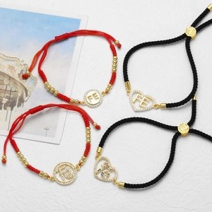 Minimalistisches geflochtenes Armband mit Goldherz-Anhänger und Zirkonia in Rot und Schwarz