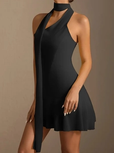 Détail d'une robe dos nu noire élégante avec long ruban au cou et coupe ajustée