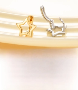 Detailed view of hollow star earrings in gold and silver copper with 6mm diameter