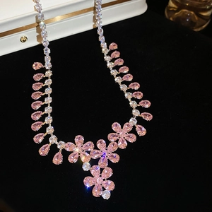 Dettaglio della collana a fiore in zircone rosa con pietre scintillanti su velluto nero