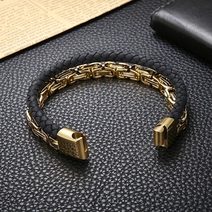 Detail eines zweireihigen Herren-Lederarmbandes mit goldenem Magnetverschluss