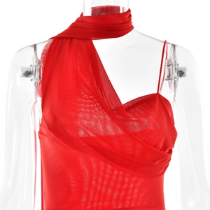 Détail de la robe en maille rouge montrant l'encolure asymétrique et le design du foulard