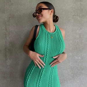 Detalle del vestido de punto de ochos verde sin mangas con cuello redondo