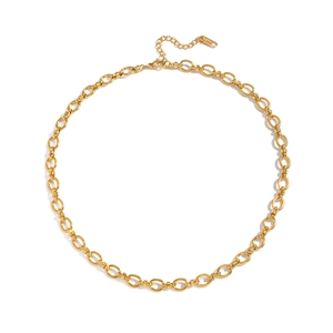 Detail einer klobigen goldenen Punk-Halskette mit ovalen Gliedern und Karabinerverschluss