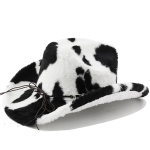 Détail d'un chapeau de cowboy en peluche à motif vache avec cordon de serrage ajustable