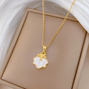 Collana in acciaio al titanio con pendente a conchiglia, stella marina dorata e cristalli