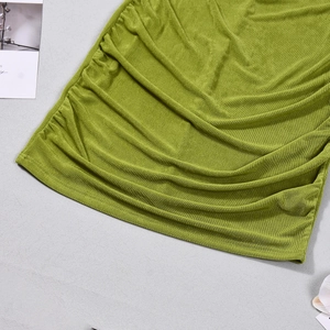 Détail du tissu en maille côtelée vert herbe avec cordon de serrage et texture froncée