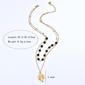 Détail du collier double couche avec pendentif cactus, perles noires et fini doré