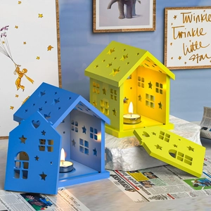 Kerzenhalter in Hausform mit Sternenausschnitt in Blau und Gelb auf Steinsockel Deko