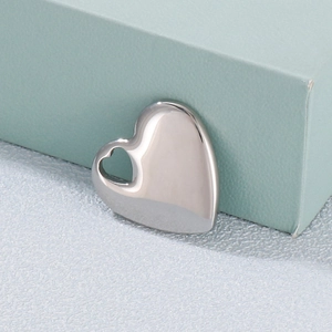 Pendentif coeur ajouré en acier inoxydable poli sur une boîte à bijoux vert menthe