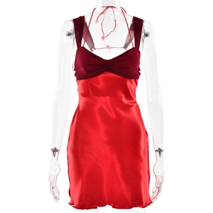 Détail de la mini-robe en satin rouge dos nu avec bretelles à nouer et corsage froncé