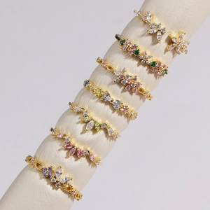 Collection de bagues dorées avec fleurs et papillons en zircons colorés aux tons pastels