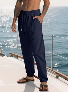 Dettaglio dei pantaloni casual blu navy con coulisse e trama in lino su uno yacht