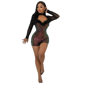 Combinaison de Noël avec sequins, manches en tulle noir et bordure en plumes