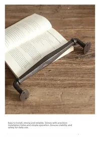 Detail van vintage gietijzeren deurgreep met rustieke textuur op oude houten tafel