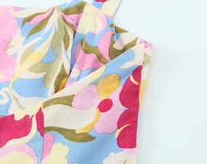 Vue macro de l'imprimé floral sur tissu en coton et lin avec détails de couture fins