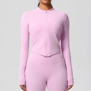 Détail de la veste de sport rose avec col montant et ourlet élégant en forme de V