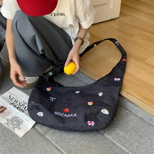 Detailansicht der dunkelgrauen Jeans-Einkaufstasche mit bunten Stickereien und Markenlogo