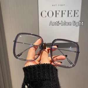 Occhiali quadrati anti luce blu con montatura grigio trasparente e stanghette sottili