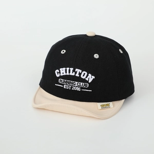 Détail de la broderie Chilton Running Club sur la casquette en coton pour enfants