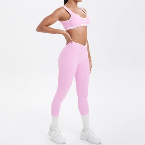 Detail des rosa Sportsets mit V-Taille und weißen Kontrastpaspeln an Saum und Bund