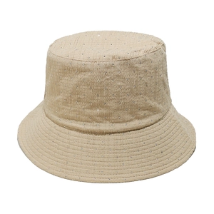 Détail du tissu beige plissé du bob pour femme orné de petits strass scintillants