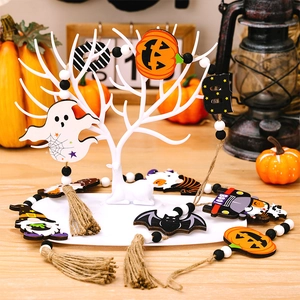 Halloween Holzperlengirlande mit Quasten, Kürbis und Geist Anhängern an einem weißen Ständer