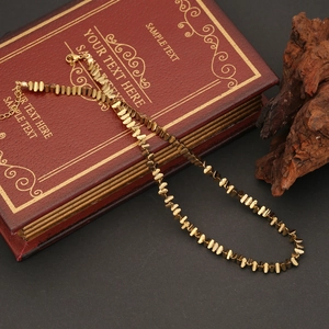Collana a perle dorate geometriche irregolari con chiusura a moschettone regolabile vintage