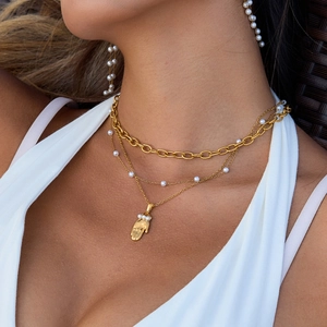 Collier triple rang plaqué or 18k avec pendentif Main de Fatma et perles blanches élégantes