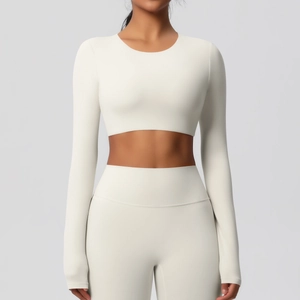 Détail de l'ensemble de yoga blanc crème montrant le tissu brossé et la coupe ajustée