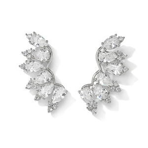 Détail de boucles d'oreilles argentées en C avec zircons ronds et en goutte