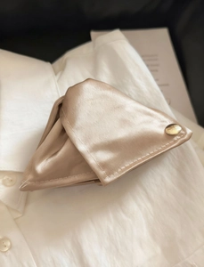 Détail de la pince à cheveux satinée triangle champagne avec bouton doré vintage