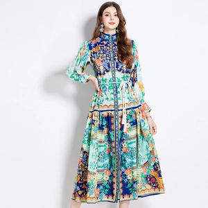 Robe longue bohème à fleurs avec col officier et cordon de taille à pompons blanc