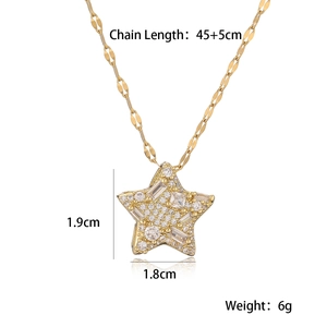 Vue détaillée du collier pendentif étoile dorée avec zircones et dimensions précises