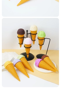 Coni gelato artificiali realistici in colori assortiti esposti su un supporto metallico