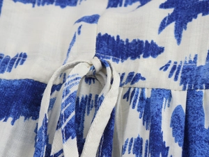 Makroaufnahme von blau-weißem Batik-Kleid mit Kordelzug an der Taille und Stoffstruktur