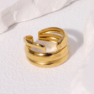 Minimalistischer vergoldeter dreilagiger offener Ring mit poliertem Metall-Finish