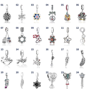 Vue macro de 24 breloques en argent avec des motifs de flocon et de coeur