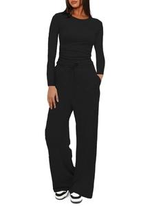 Détails du haut noir à manches longues et du pantalon large à taille haute avec cordon