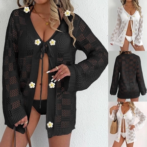 Détail du cache-maillot au crochet avec fleurs 3D et fermeture à nouer sur le devant