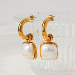 Boucles d'oreilles créoles en acier doré avec pendentifs en perles carrées blanches