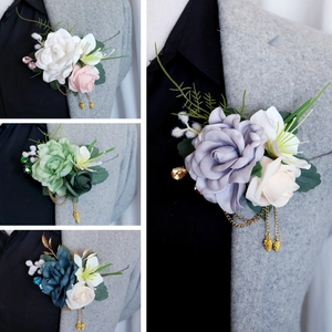 Boutonnière rose artificielle élégante avec chaîne dorée pour costumes de mariage