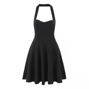 Elegante abito corto nero a trapezio con scollo all'americana e design a corsetto